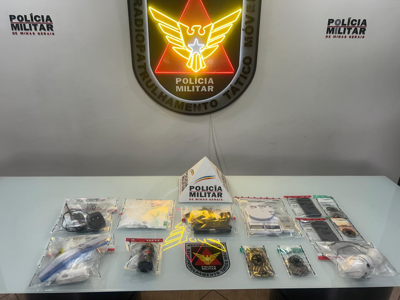Jovem foi preso com drogas, arma, munições, celulares e dinheiro em Valadares