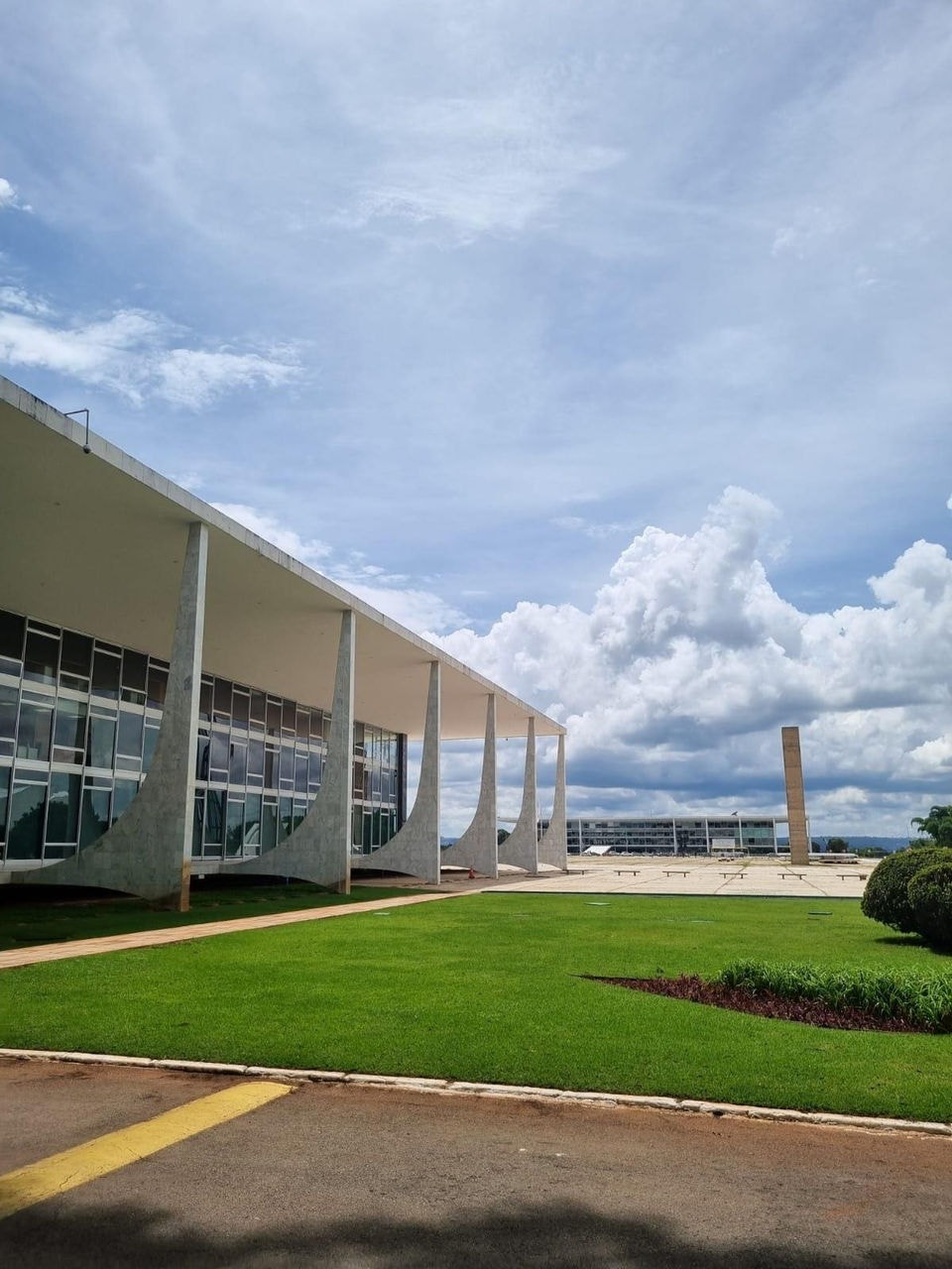 Praça dos Três Poderes, em Brasília, visão do prédio do STF que fica de frente ao Palácio do Planalto