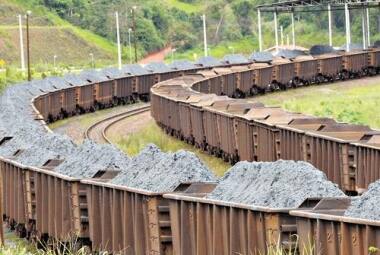 Transporte de minério em composição ferroviária