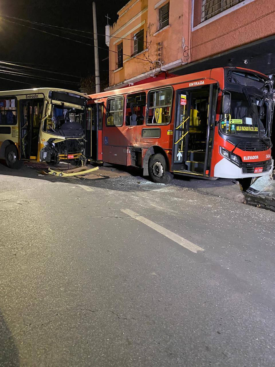 Motorista de ônibus morre após bater em outro ônibus no Carlos Prates
