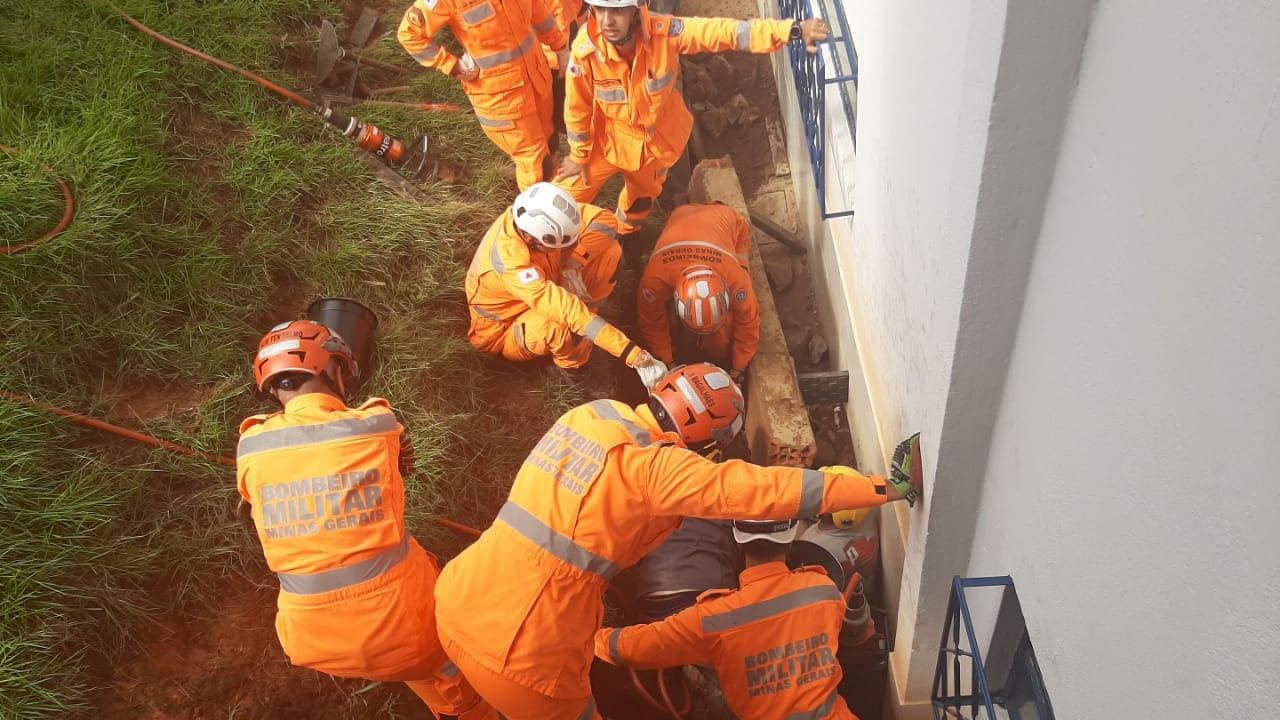 Vítima foi socorrida por uma ambulância do Samu e levada para a UPA JK