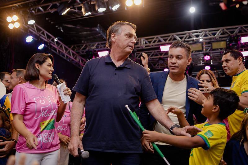 O ex-presidente Jair Bolsonaro e a esposa durante evento do PL Mulher