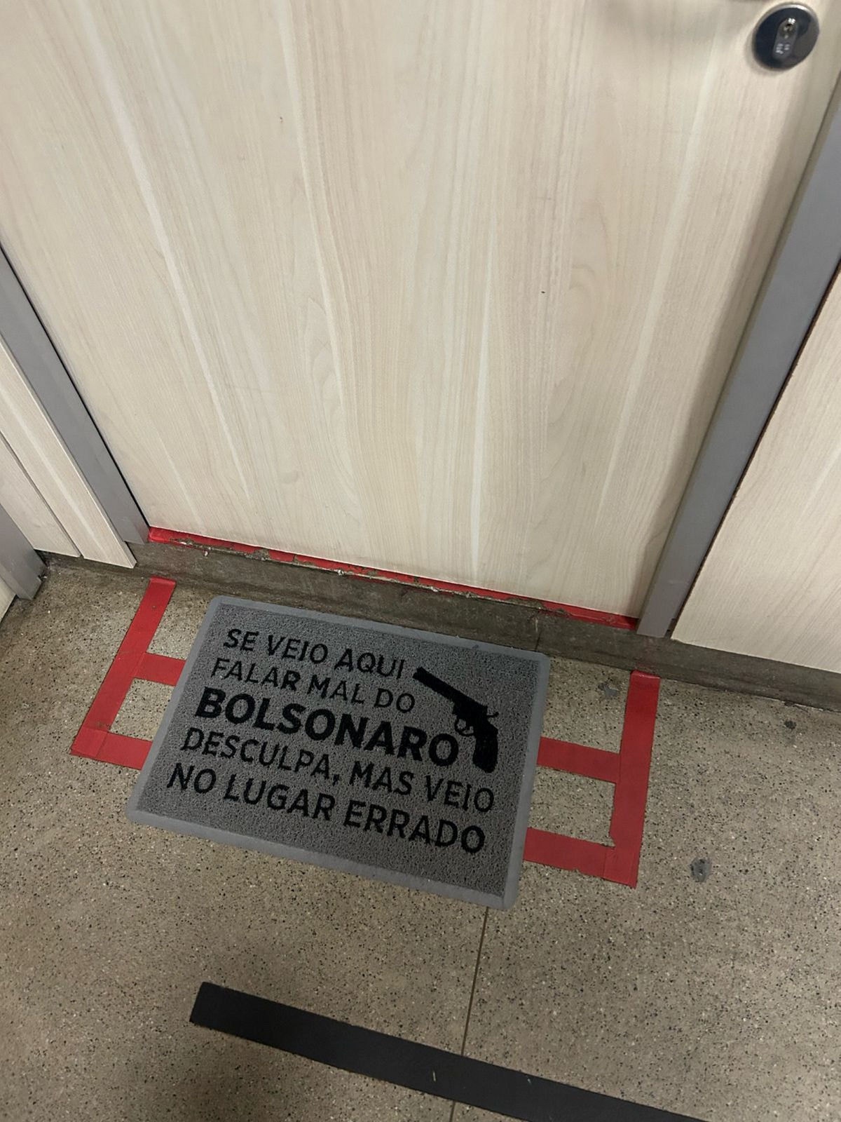 Tapete na entrada do gabinete do vereador Vile (PL)