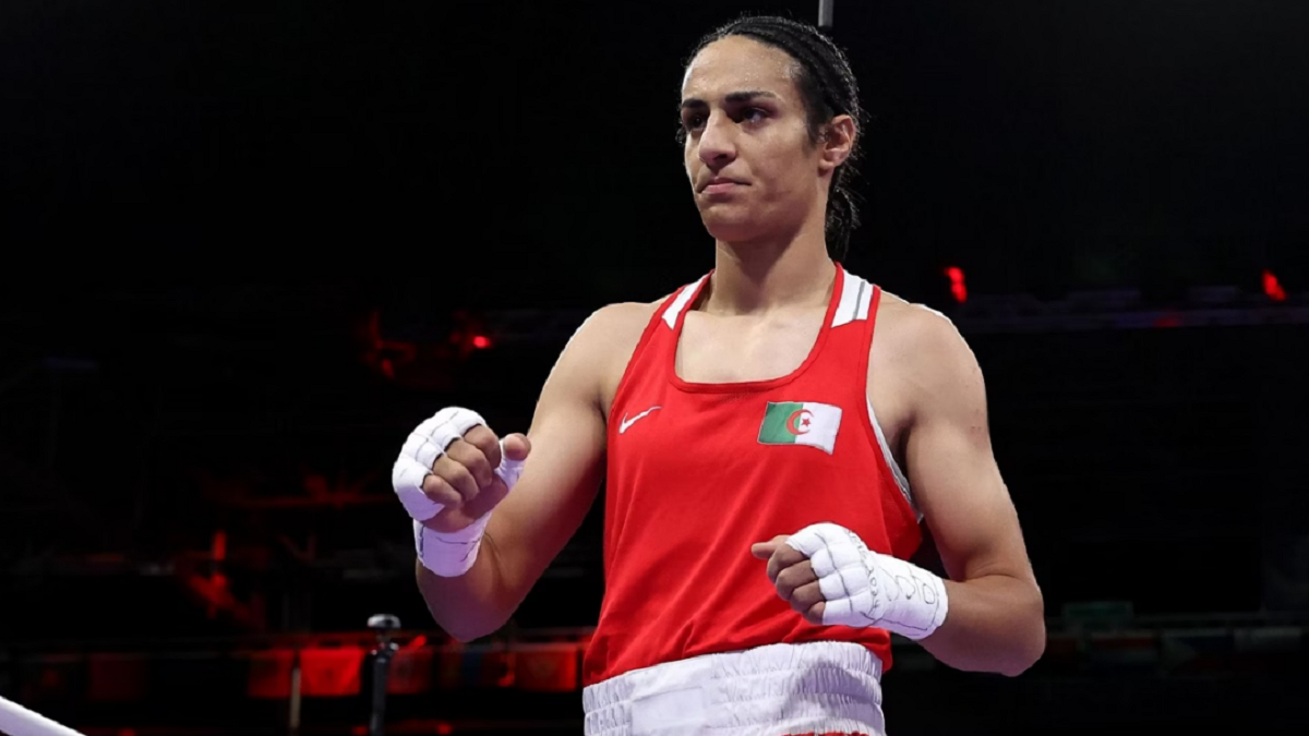 A boxeadora argelina Imane Khelif, de 25 anos, foi alvo de transfobia por ter sido reprovada em um teste de gênero em 2023. No entanto, o Comitê Olímpico da Argélia condenou ataques "infundados" à pugilista que é cisgênero, pessoa que se identifica com o gênero que nasceu.