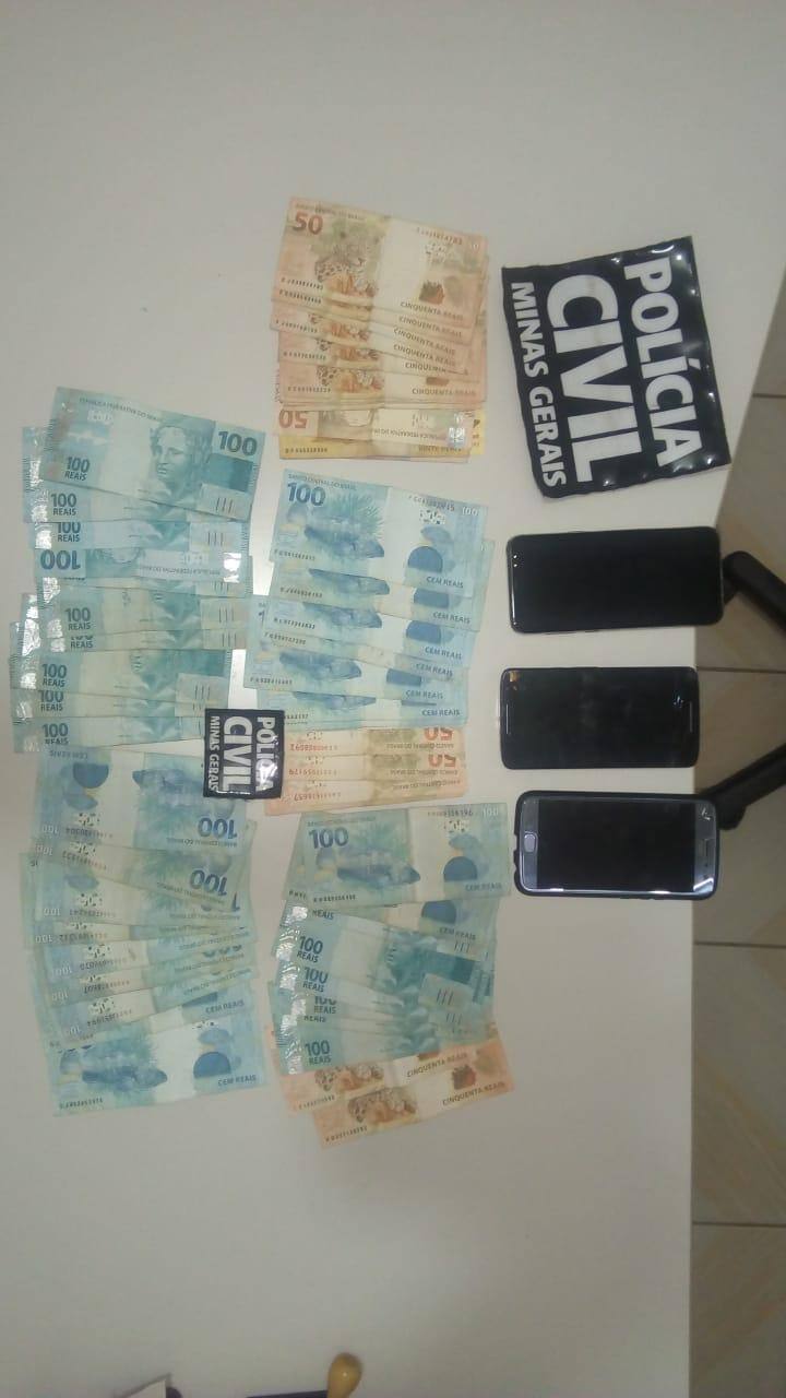 Polícia recuperou dinheiro que havia sido sacado e o devolveu ao pai da mulher