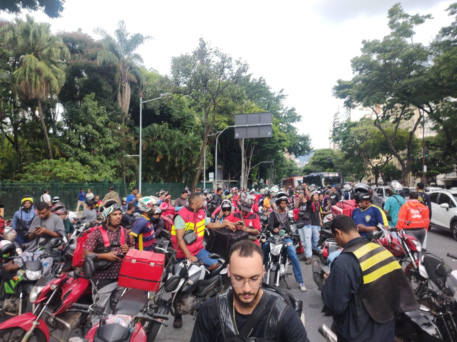 Dezenas de motociclistas participaram do protesto na capital mineira