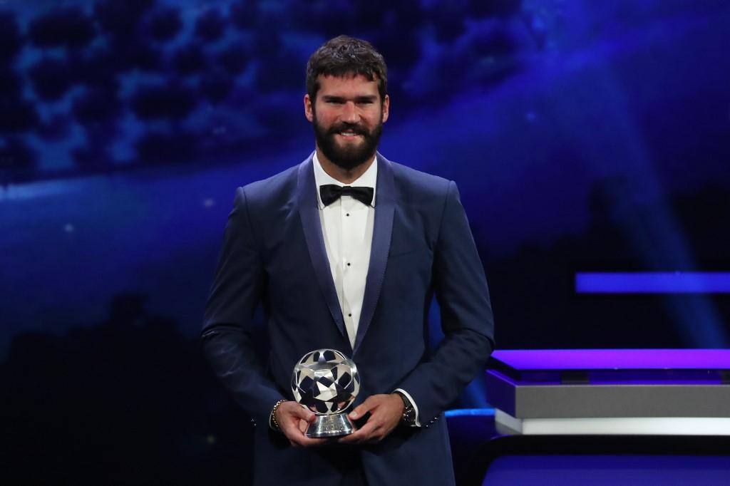 Alisson é eleito melhor goleiro da temporada europeia