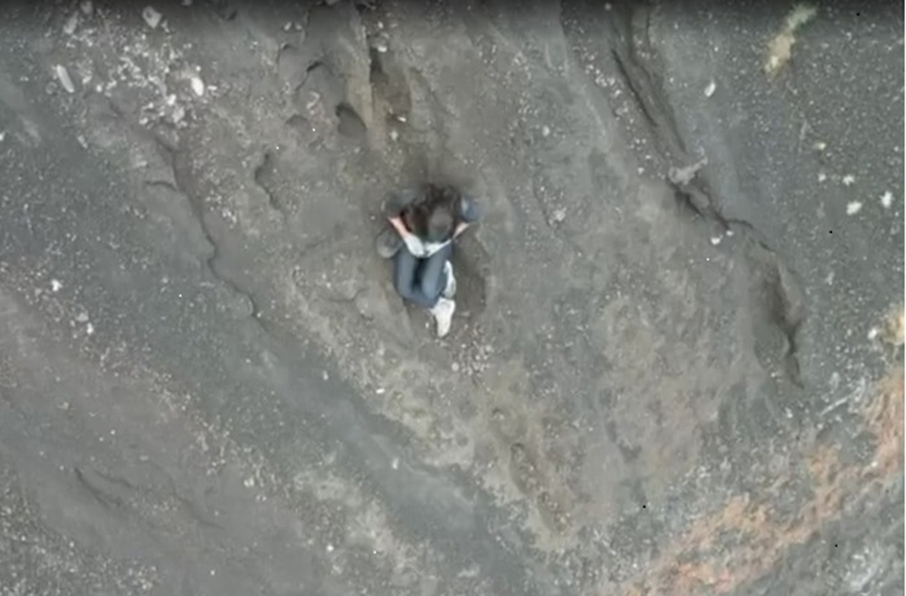 Imagens de drones mostram jovem à espera do resgate 
