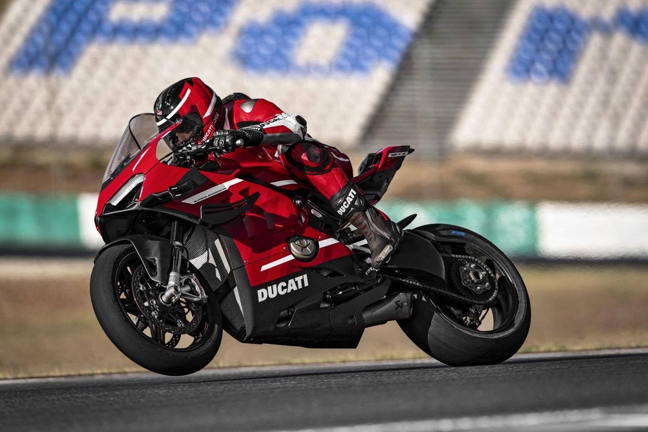 01_Ducati-Superleggera-V4_Action_UC145860_High_1581010302-1920x1280jpg