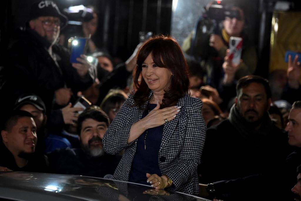 Cristina Fernandez de Kirchner recebe apoio na porta de sua casa, nesta segunda-feira (29)