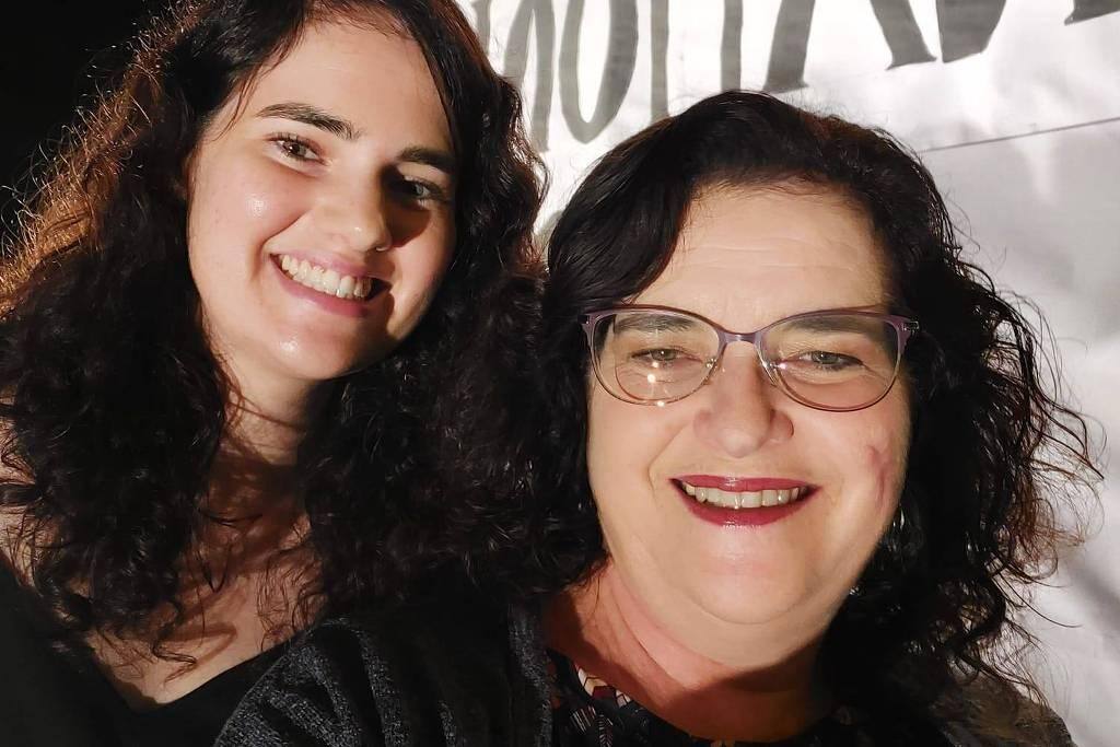 Miriam Mittelmann e a filha Natali em festa no kibutz Bror Hayil na noite anterior ao ataque do Hamas a Israel