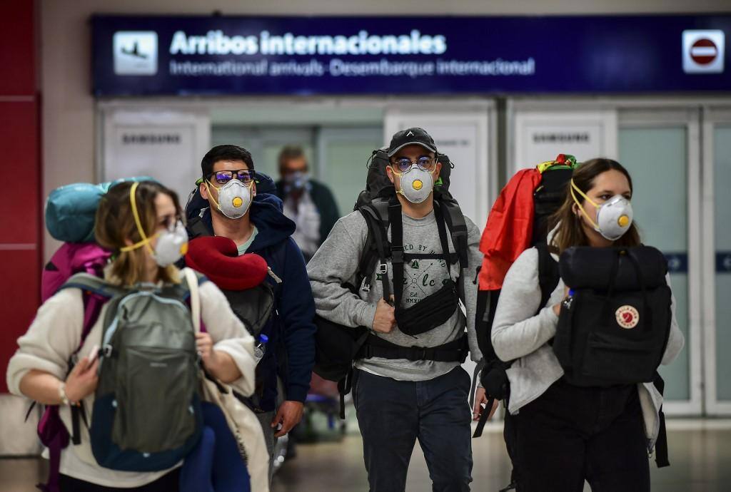 Passageiros desembarcam de máscaras em aeroporto da Argentina