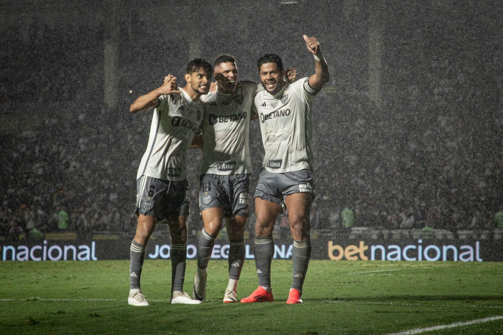 Jogadores do Galo comemoram gol em São Januário, diante do Vasco