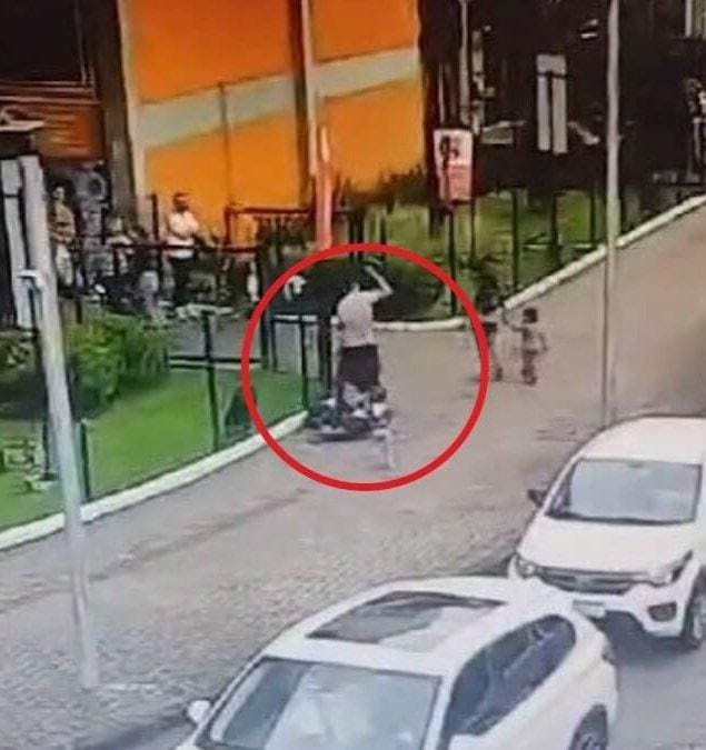 Um vídeo do momento do crime mostra o homem golpeando ao menos duas vezes o morador de rua no chão