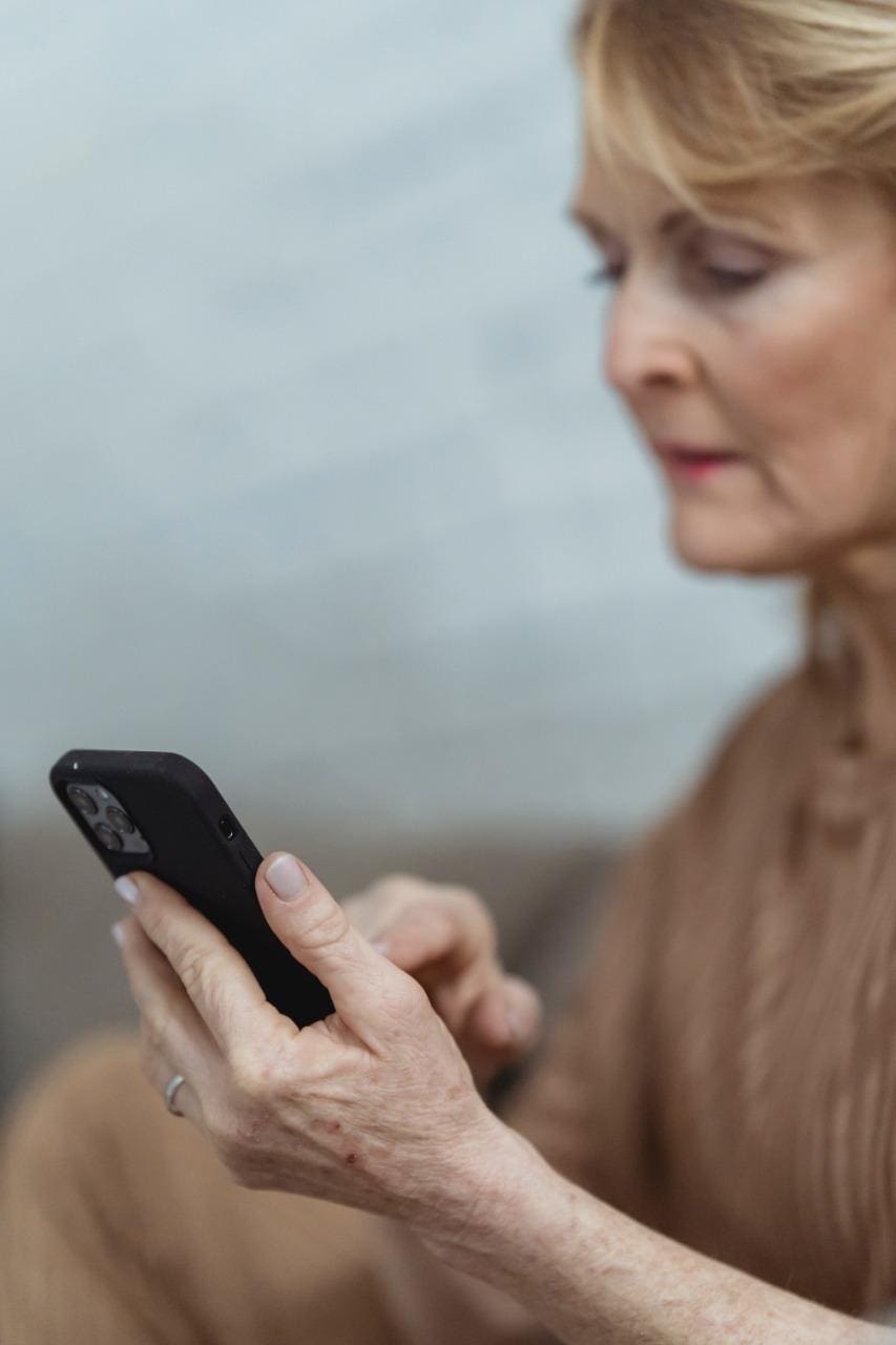 senhora idosa 60 anos usando celular