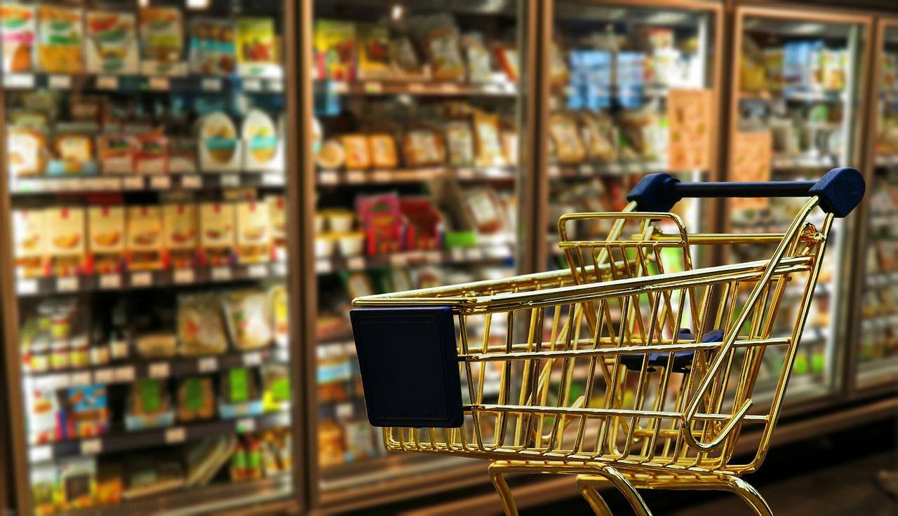 Alta da inflação faz variedade de produtos reduzirem nas gôndolas dos supermercados.