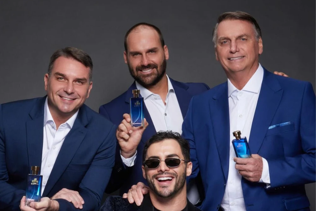 O ex-presidente e os filhos estão na campanha publicitária de divulgação do “eau de parfum”