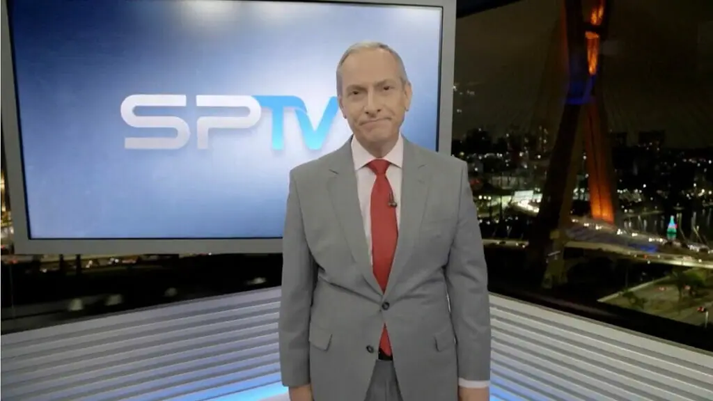 O jornalista José Roberto Burnier no estúdio do SP2