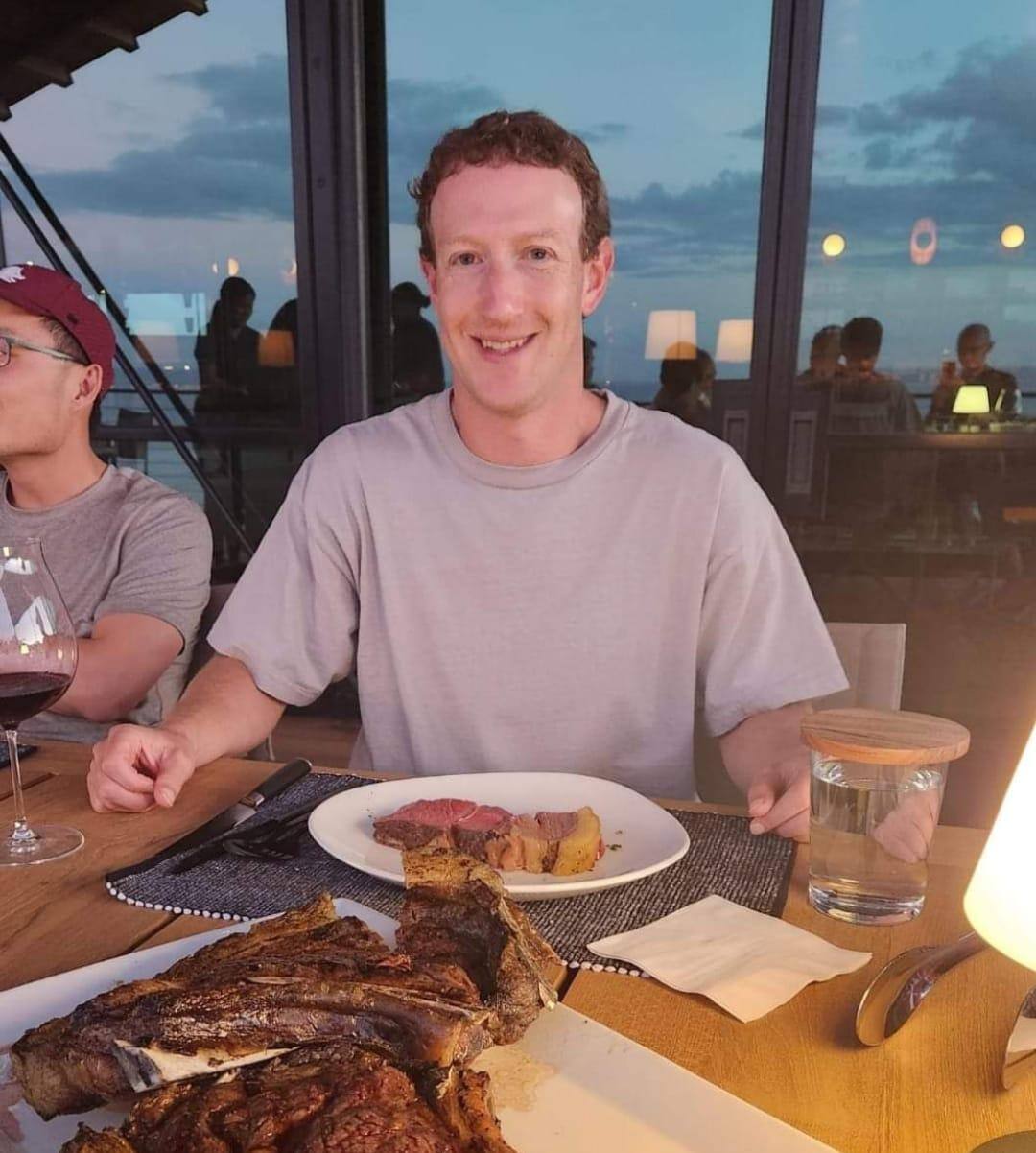 Mark Zuckerberg mostra a carne angus que está produzindo no Havaí