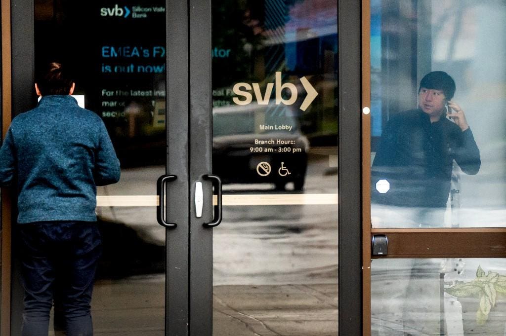 Cliente lê anúncio sobre fechamento do Silicon Valley Bank em agência em Santa Clara, nos Estados Unidos