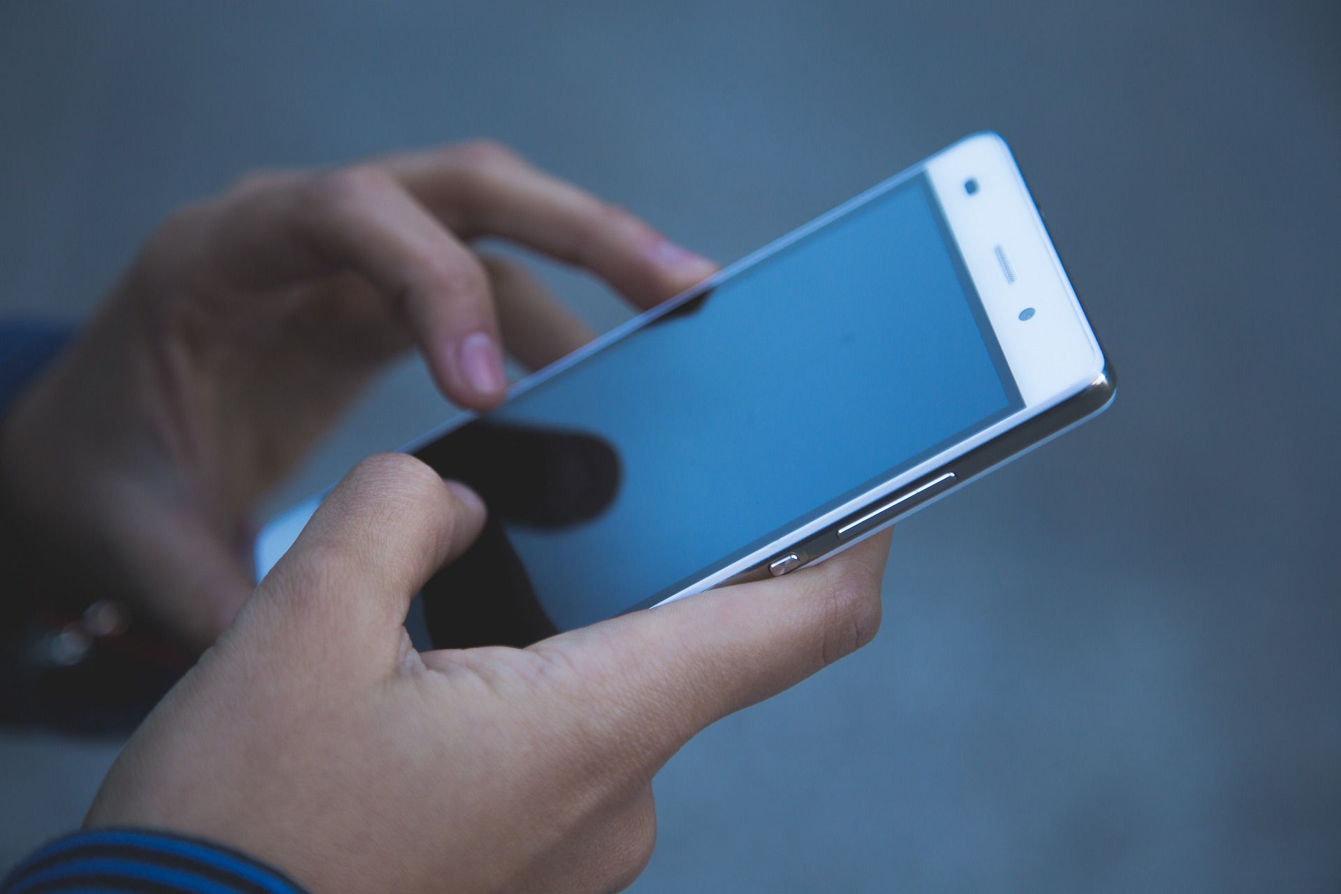 Câmara de BH aprova projeto que prevê campanha contra o medo de ficar sem celular; entenda
