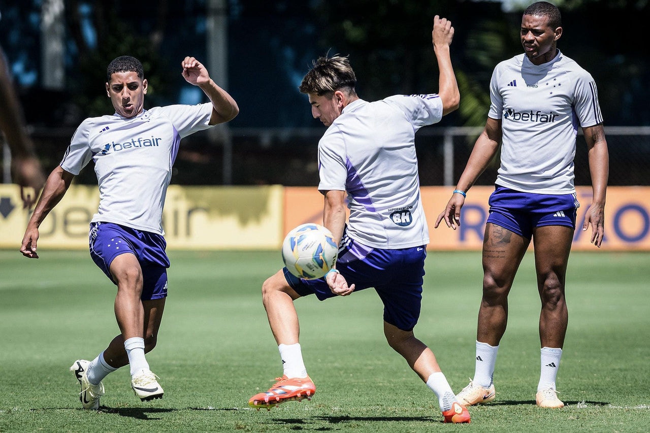 Atacante Fernando e zagueiro Villalba disputam a bola durante treino na Toca da Raposa