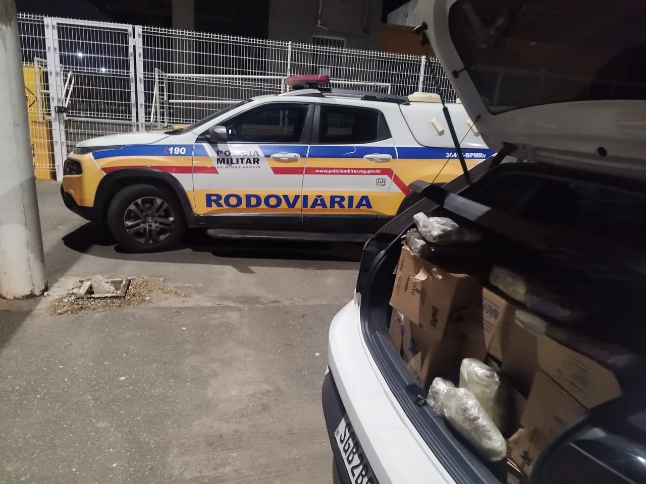 Foram apreendidas 68 barras grandes de haxixe e três barras de pasta base de cocaína