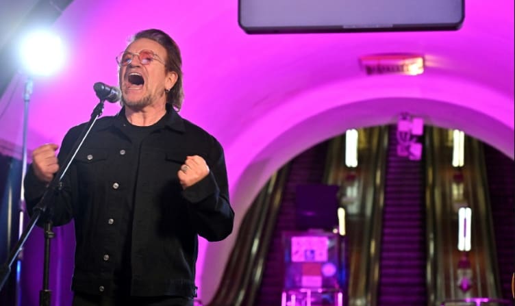 O cantor Bono Vox durante apresentação em Las Vegas
