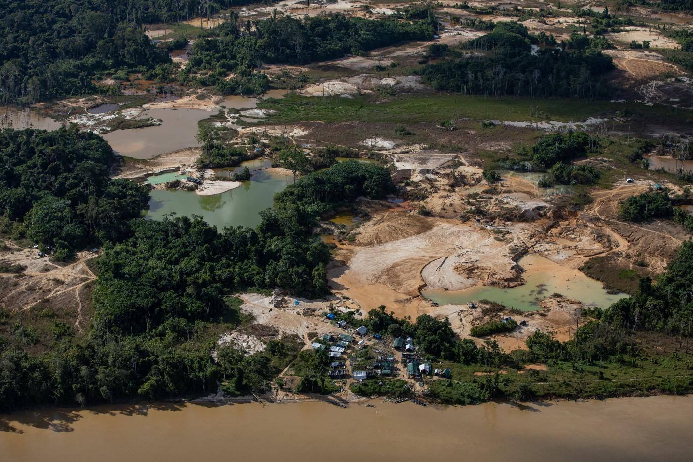 Devastação deixada pelo garimpo no Rio Uraricoera, na Terra Indígena Yanomami