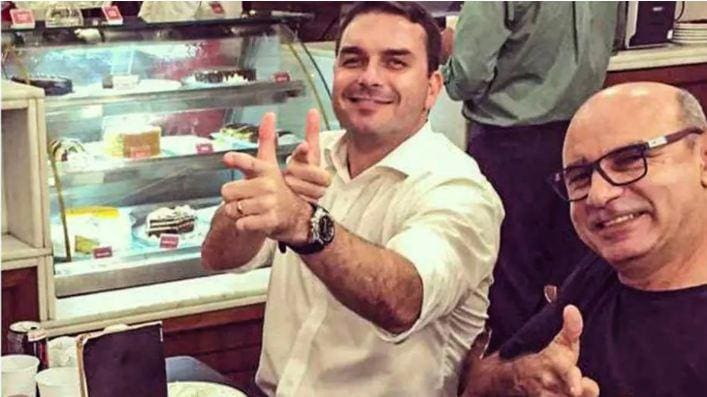 Flávio Bolsonaro com seu então assessor Fabrício Queiroz