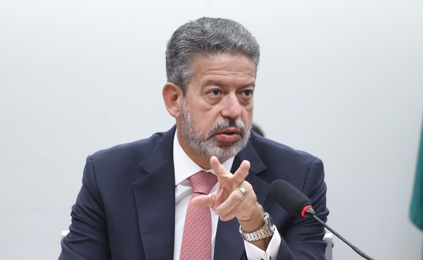 O parecer de Arthur Lira ao aumento da isenção do IR será apresentado após quatro meses do projeto na Câmara