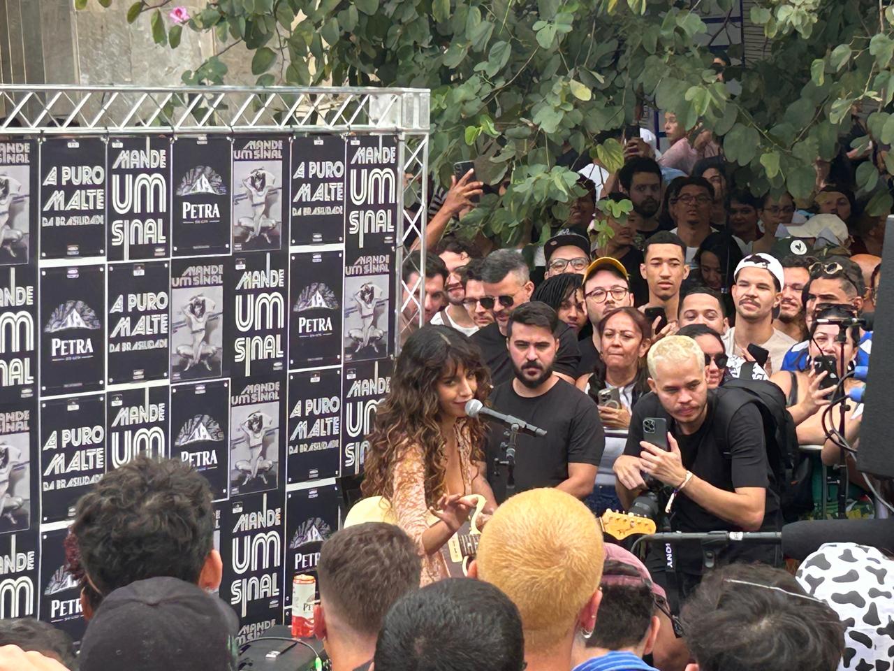 Marina Sena surpreende e faz show de graça na feira hippie de BH
