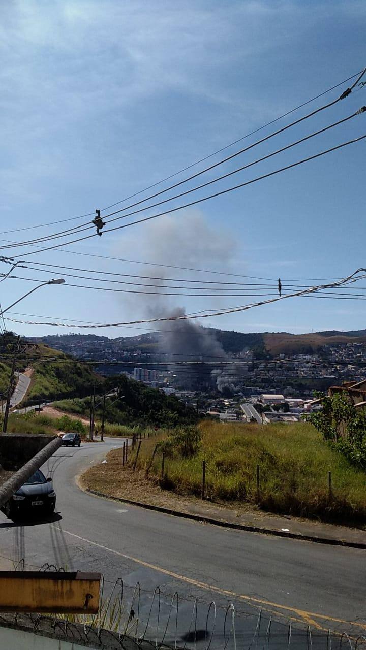 Galpão de recicláveis pega fogo em Juiz de Fora