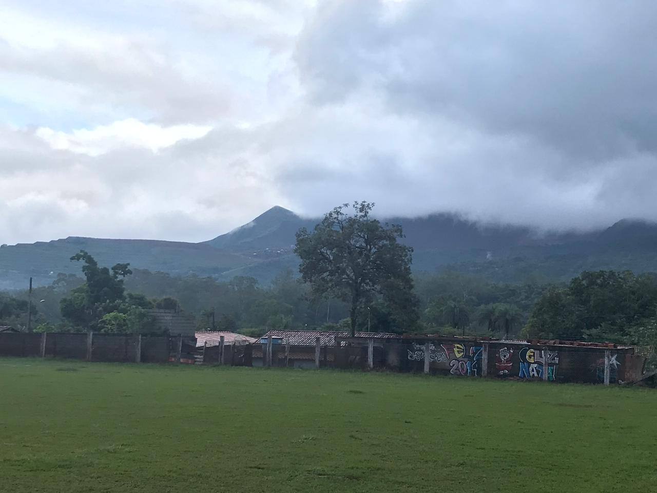 Aeronaves são aguardadas em campo de futebol no Córrego do Feijão