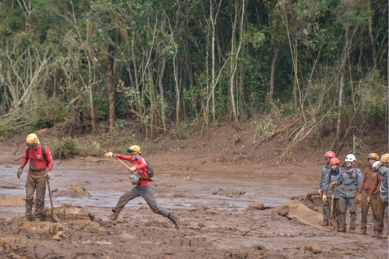 Bombeiros continuam buscando corpos em Brumadinho