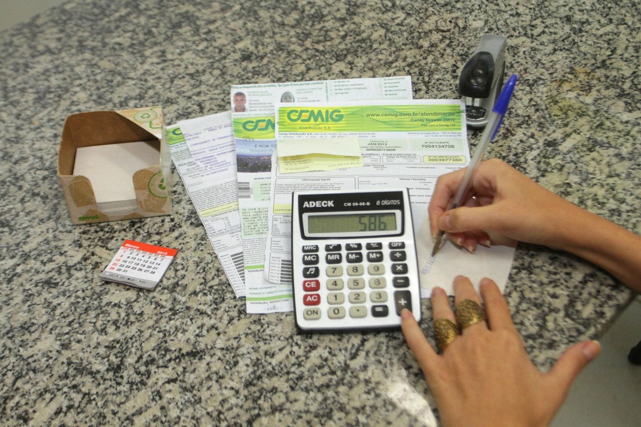 GERAL - BETIM - MG CONTA DE LUZ - PREÇO DA ENERGIA - Aneel autoriza o reajuste de 5,93% na conta de luz A Agência Nacional de Energia Elétrica (Aneel) divulgou nesta terça-feira (7) o novo valor do reajuste anual autorizado em reunião da diretoria
A partir de hoje, a conta de luz dos cerca de 8 milhões de consumidores da Cemig vai ficar, em média, 7,07% mais cara O reajuste anual foi autorizado ontem pela Agência Nacional de Energia Elétrica (Aneel) e ficou abaixo do esperado por analistas de mercado, que projetavam alta entre 10% e 17%

FOTO: ALEX DOUGLAS / O TEMPO  09-04-2015