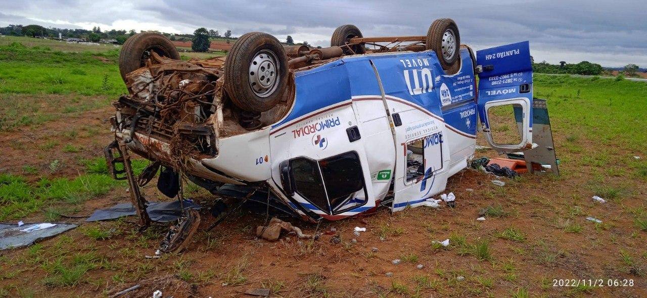 Ambulância capota em Cruzeiro da Fortaleza