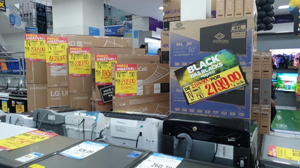 Nas lojas de eletrodomésticos, caixas de TV ganharam protagonismo nesta Black Friday