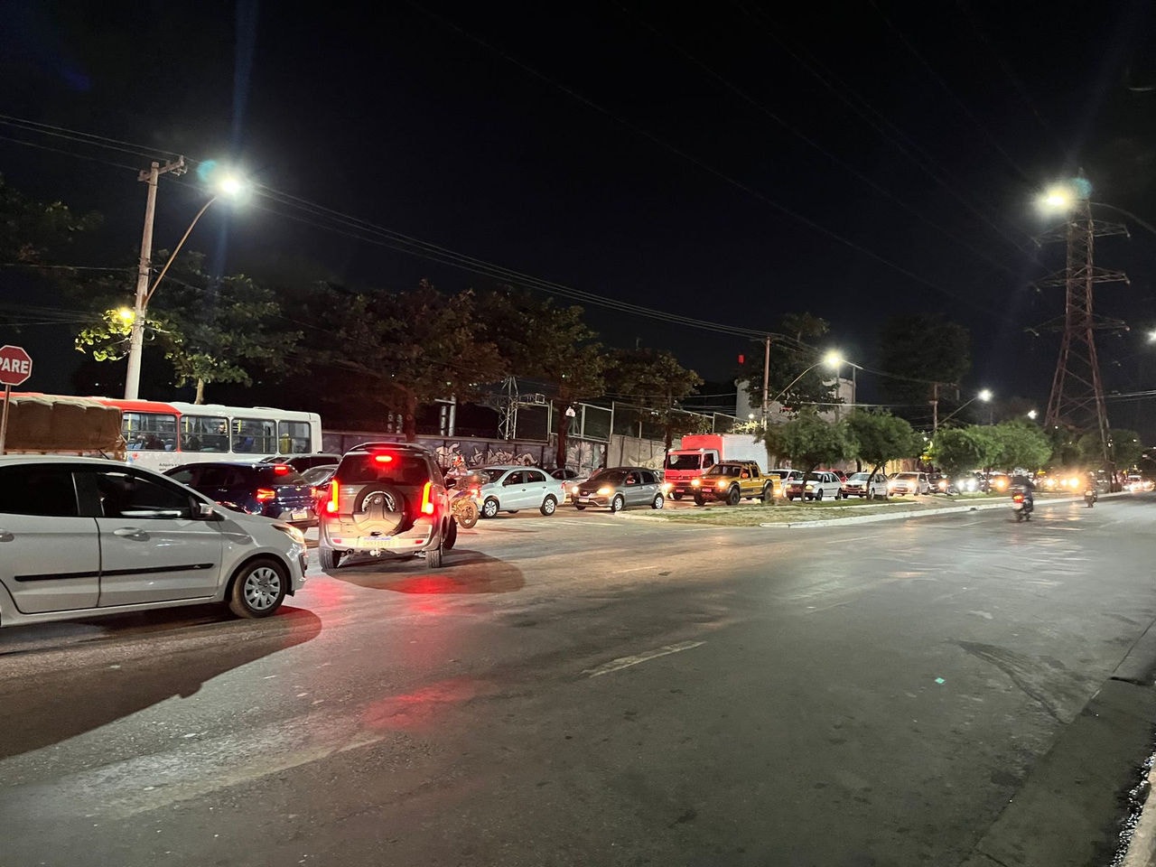 Trânsito apresenta lentidão na avenida Babita Camargos