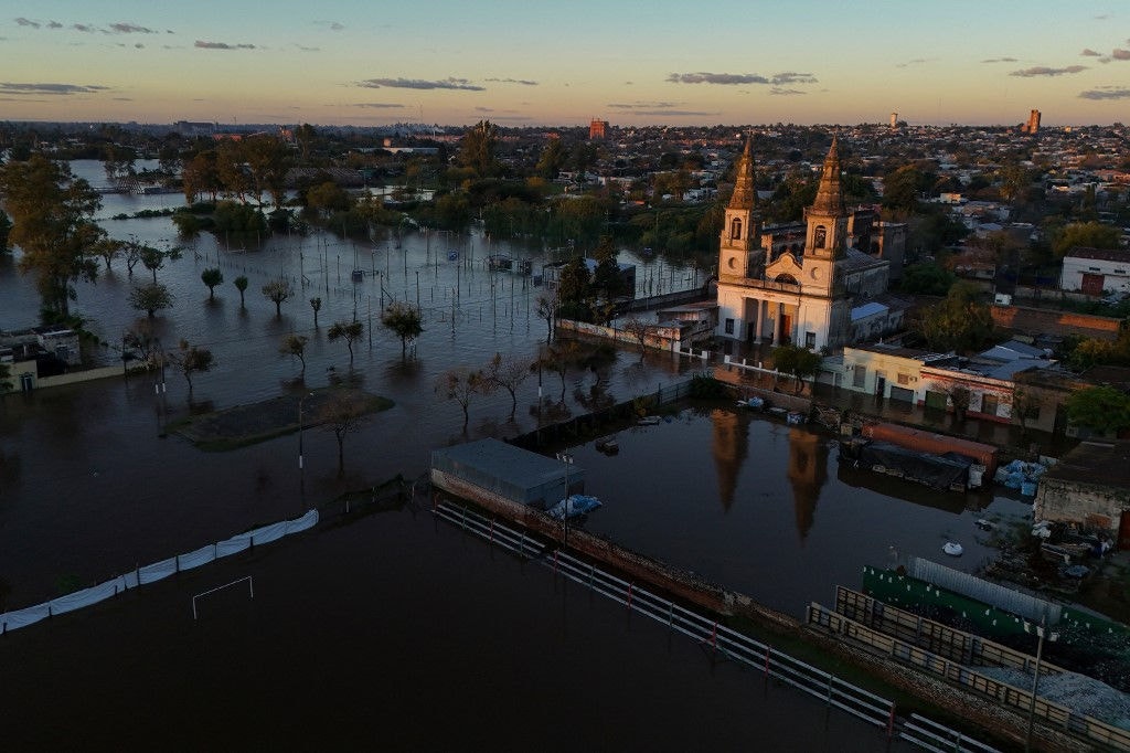 Ruas inundadas em Paysandu, Uruguai, depois que o rio Uruguai transbordou após fortes chuvas no sul do Brasil
