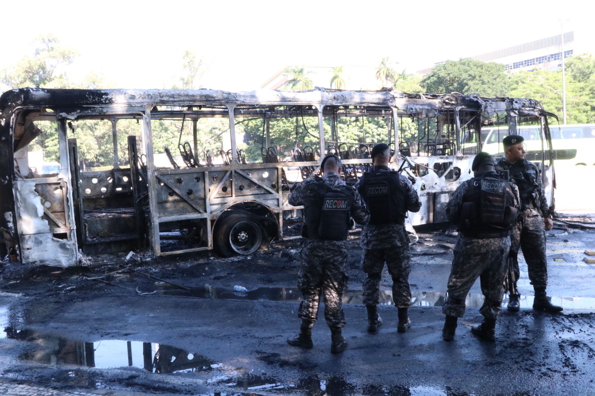 Um ônibus foi incendiado no Complexo da Maré durante operação da PM 