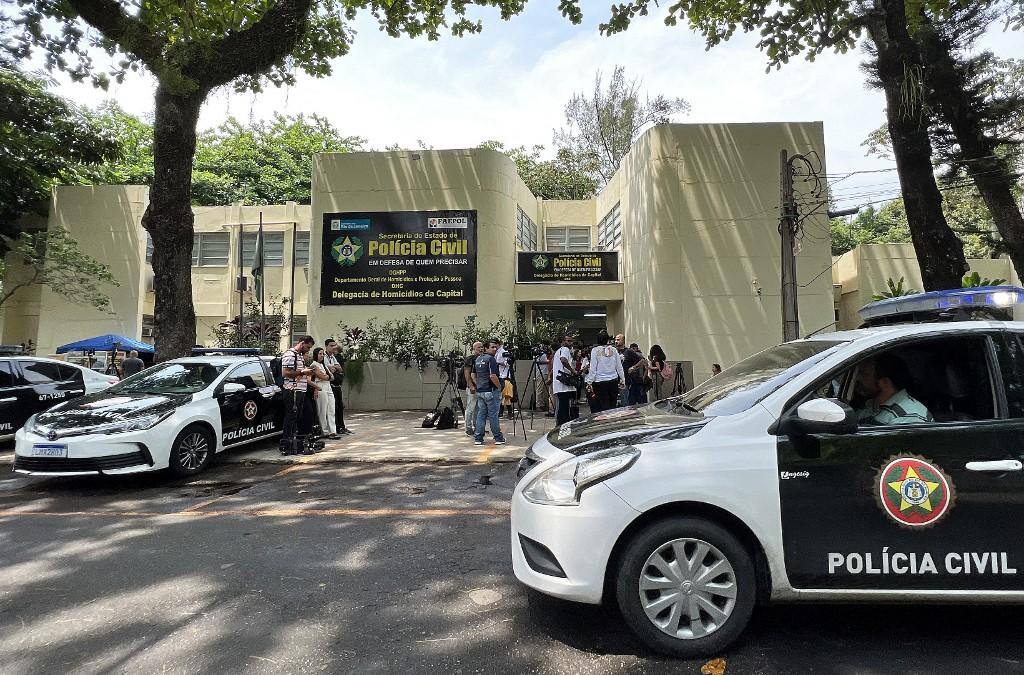 Jornalistas se reuniram em frente à delegacia da Unidade de Homicídios da Polícia Civil no Rio de Janeiro, depois que três médicos foram mortos a tiros na Barra da Tijuca