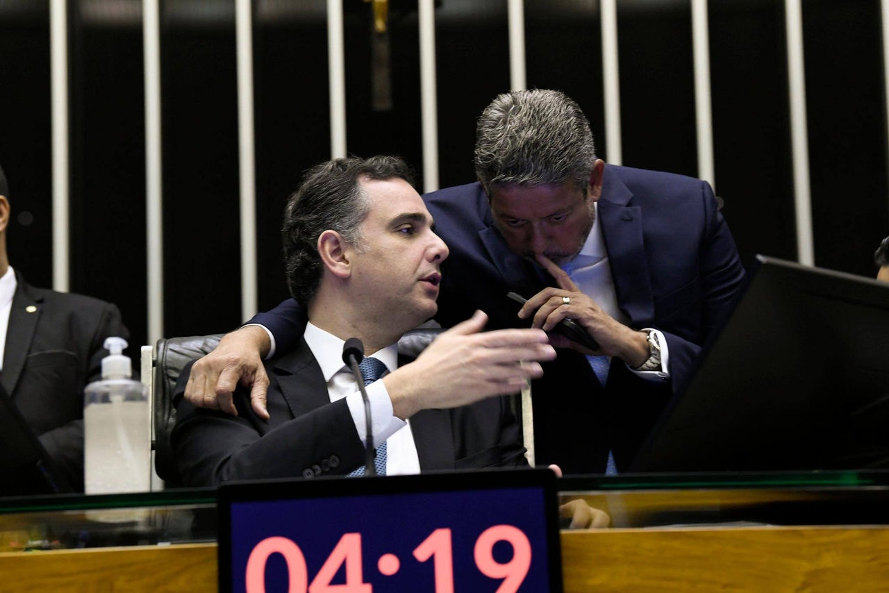 Rodrigo Pacheco (à esquerda da foto) e Arthur Lira tentarão continuar no comando do Senado e da Câmara dos Deputados por mais dois anos