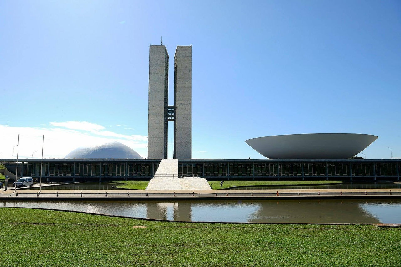 Prédio do Congresso Nacional na Esplanada dos Ministérios, em Brasília (DF), com a cúpula do Senado à esquerda da foto e a da Câmara dos Deputados à direita