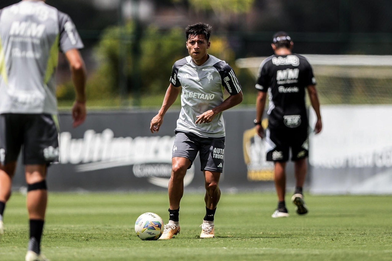 Volante Alan Franco em ação durante treinamento na Cidade do Galo