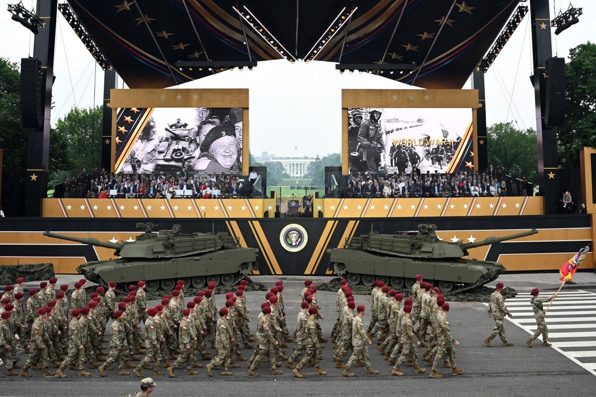 Desfile militar foi acompanhado pelo presidente Donald Trump