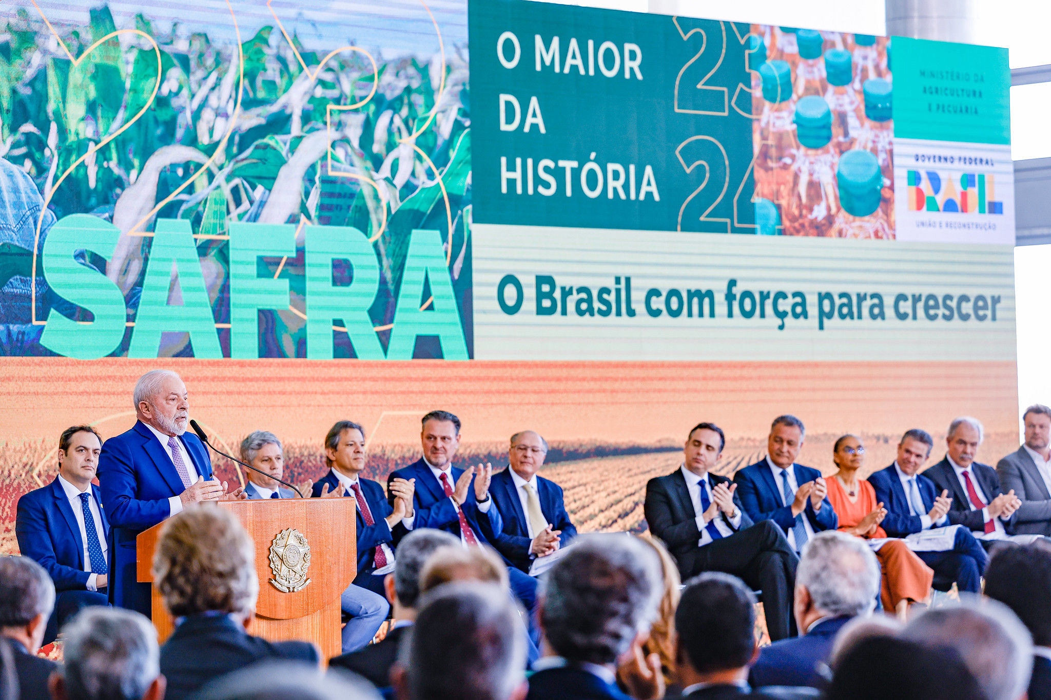 Presidente Lula e ministros durante lançamento do Plano Safra 2023/2024