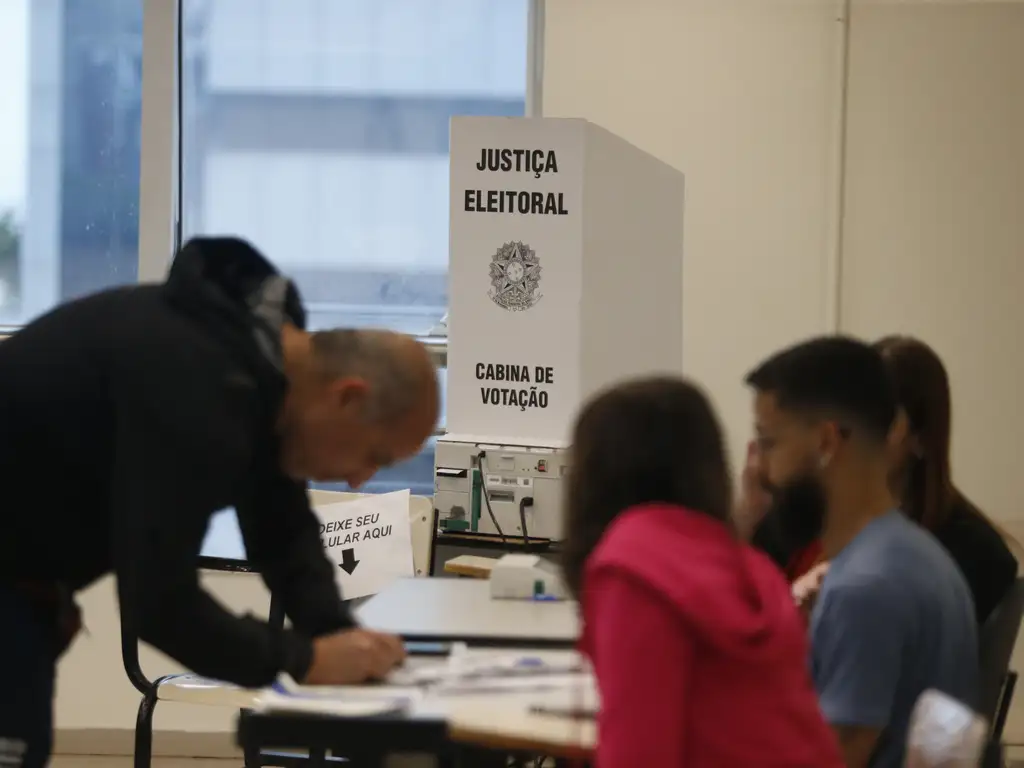 Eleitor vota no segundo turno das eleições para prefeito de São Paulo