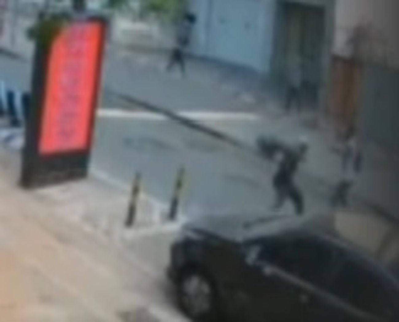 Imagens de câmeras de segurança flagraram a briga e as agressões