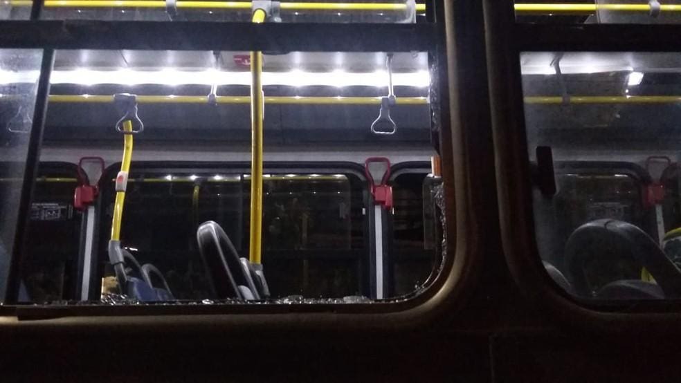 Ônibus da linha 4110 foi apedrejado por jovem proibido de entrar no veículo sem máscara